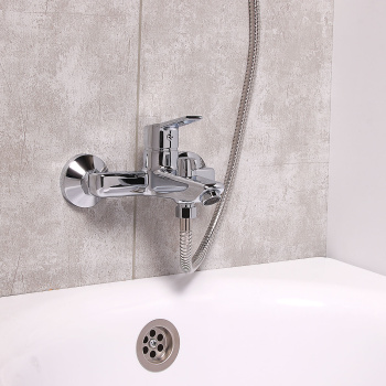 Смеситель для ванны Milardo Stripe, короткий излив, однорычажный, с лейкой